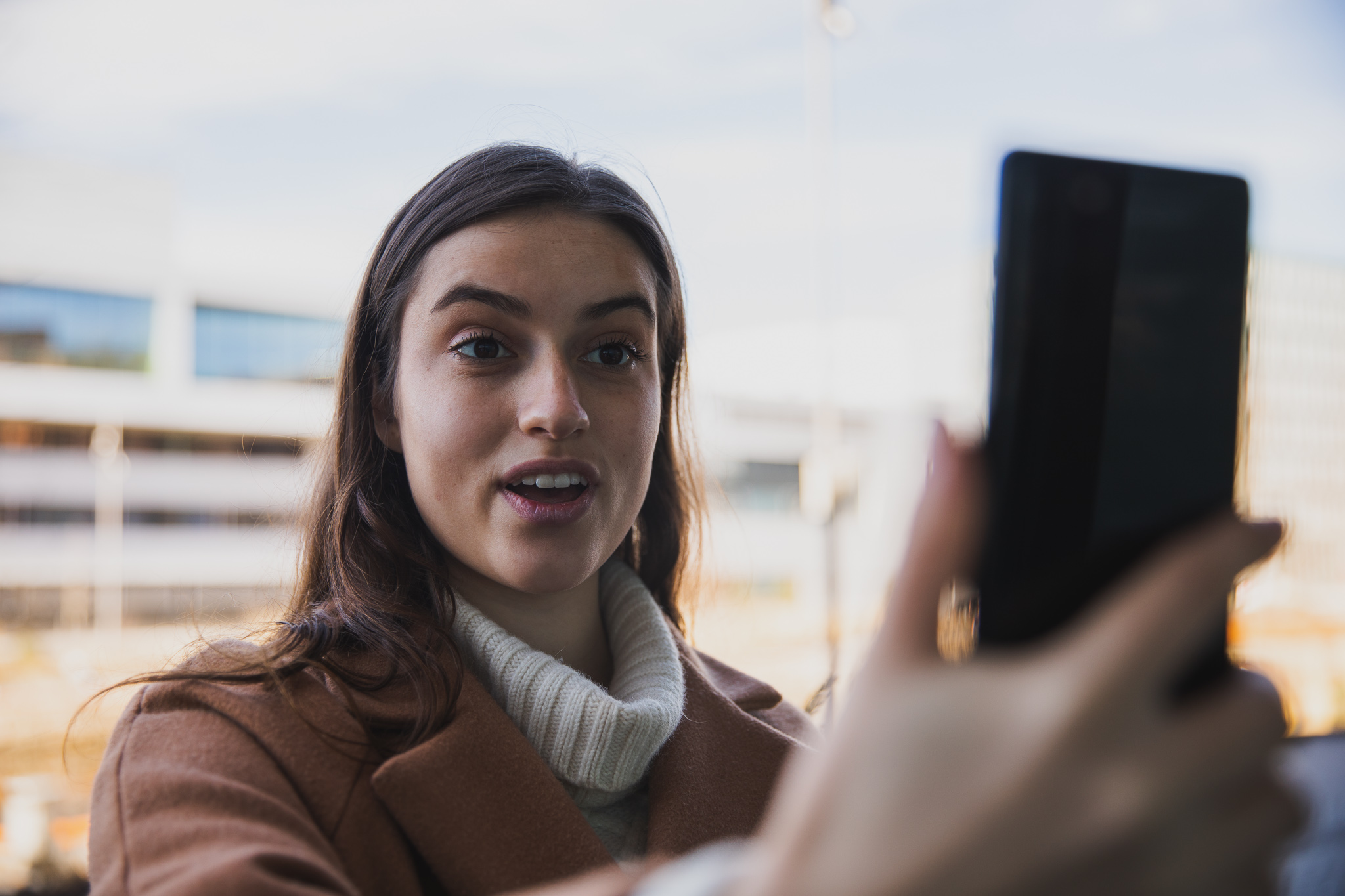 Jente som blir forbløffet over høy fart på Telenors 5G-nett