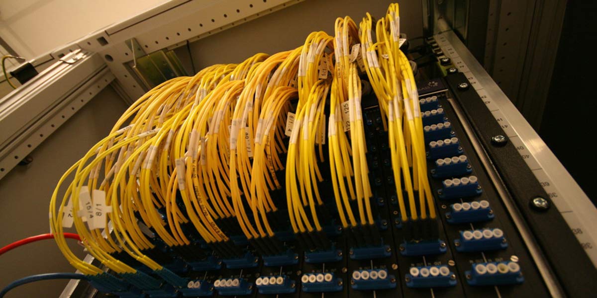 Her er et optisk patche-panel ved AMS-IX i Amsterdam. I 2015 gikk det på det meste 4.2 Tbit/s gjennom dette internettknutepunktet, som er en av verdens største. Bilde: Fabienne Serriere / CC BY-SA 3.0